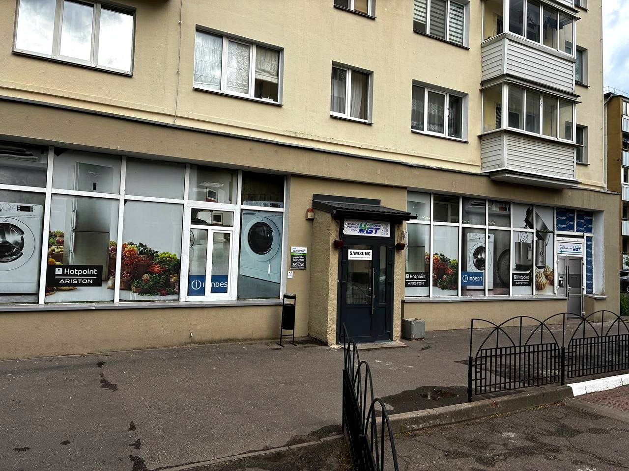 Фасад здания ЦБТСЕРВИС по адресу Якуба Коласа 52